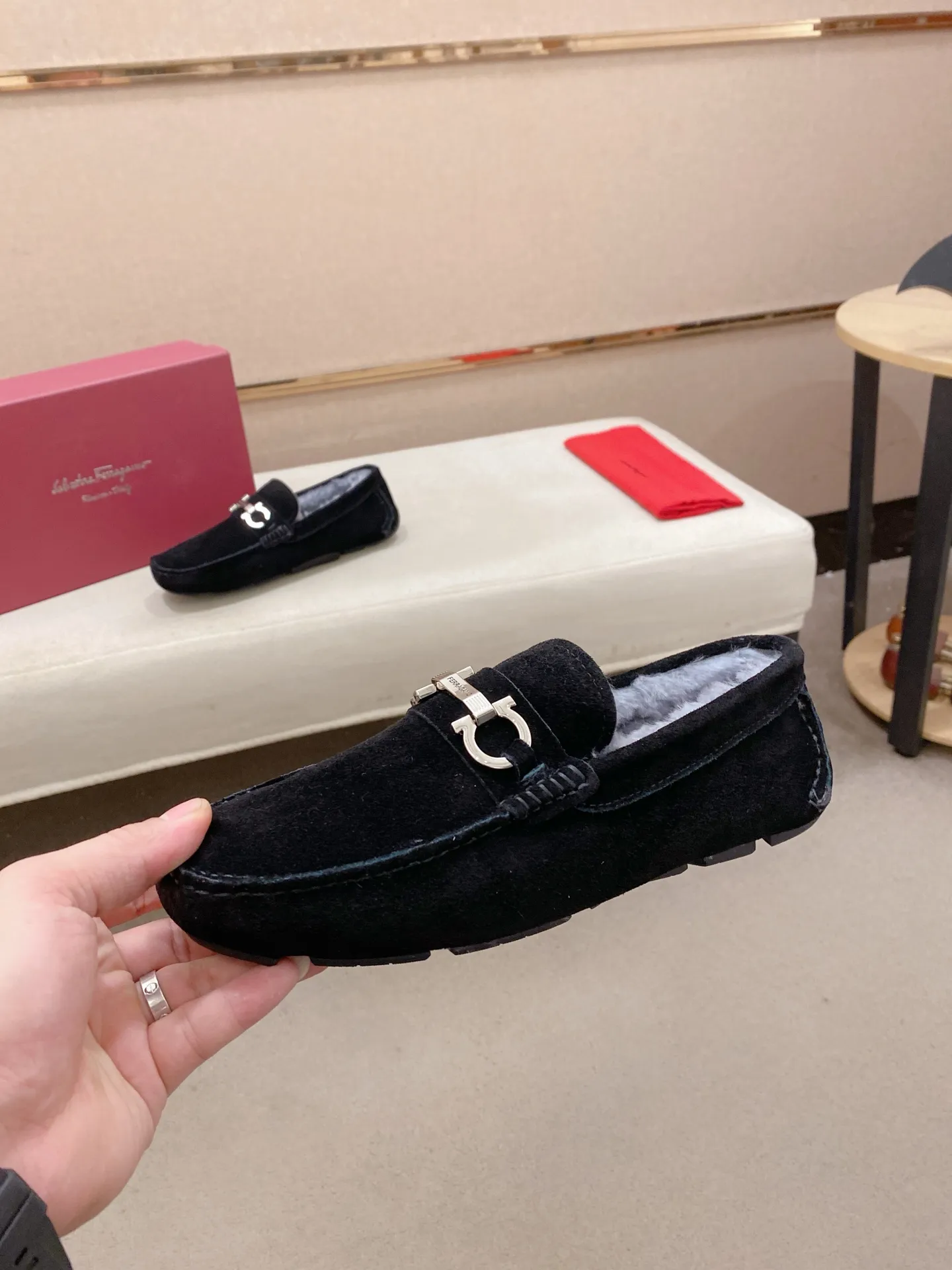 Factory price: 540💰High-end quality! Ferragamo🆕🆕Exclusive hot-selling products in stock🔥🔥New products on the shelves, high-quality Ferragamo men's pea shoes, high-end casual driving shoes, with complete packaging! 💪 💪 Material: imported suede cowhide 🐂 + imported high-quality wool lining + wear-resistant outsole 👍🏻👍🏻 Features: high-end and comfortable, purely handmade 🚀 🚀 Create the perfect shoes that suit you best 🔥 🔥 Size: (38-44) 45 standard size can be customized!